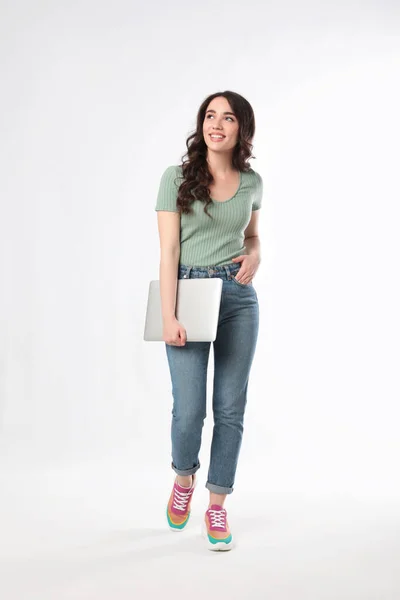 Jonge Vrouw Met Laptop Witte Achtergrond — Stockfoto
