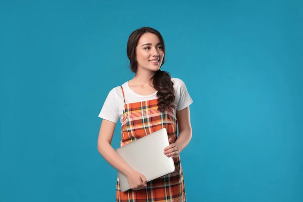 Jovem Com Laptop Fundo Azul — Fotografia de Stock