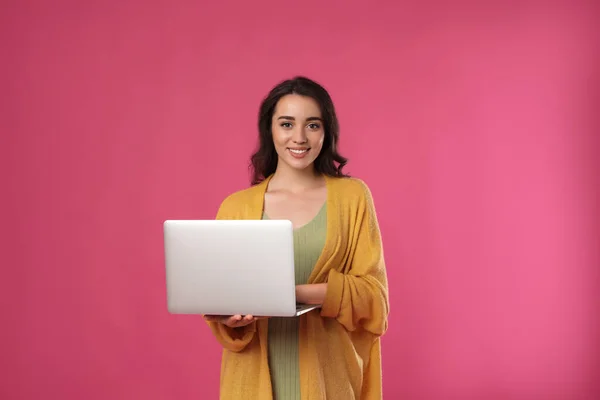 Młoda Kobieta Laptopem Różowym Tle — Zdjęcie stockowe
