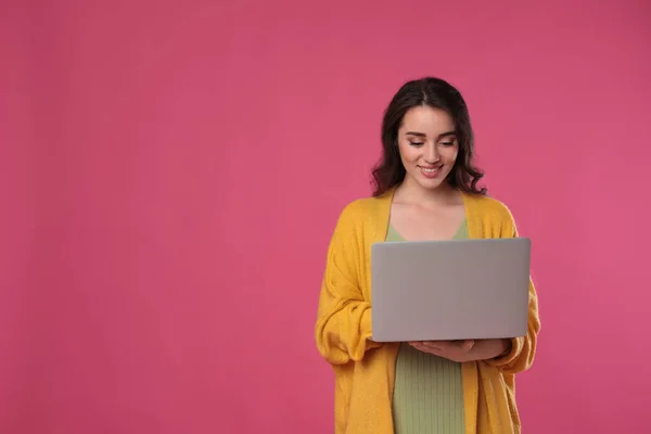 Giovane Donna Con Computer Portatile Sfondo Rosa Spazio Testo — Foto Stock