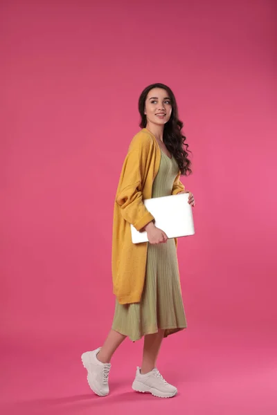 Mujer Joven Con Portátil Sobre Fondo Rosa — Foto de Stock