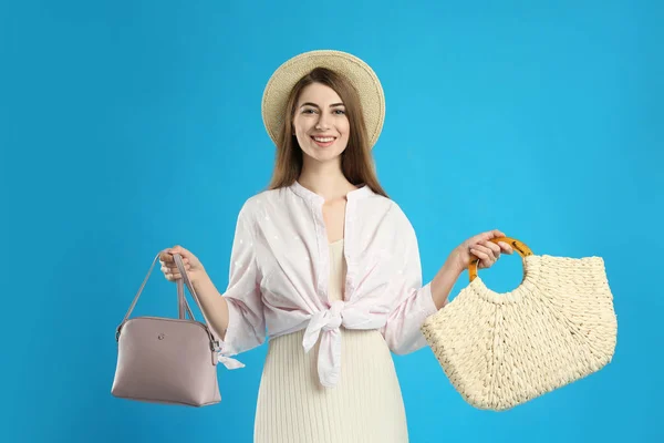 Mulher Bonita Com Sacos Elegantes Fundo Azul Claro — Fotografia de Stock