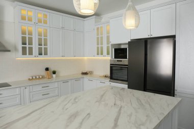 Yeni moda mobilyalarla dolu güzel bir mutfak.