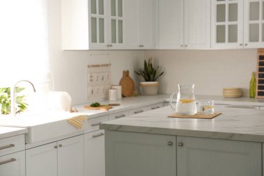 Mutfaktaki beyaz mermer masada taze limonata. Şık iç tasarım