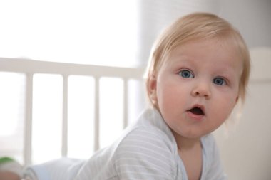 Bulanık arkaplanda sevimli bir bebek, yakın plan.