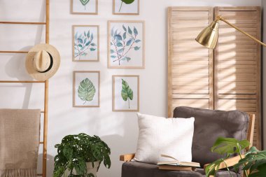 Farklı sanat eserleri ve koltukları olan şık bir oda.