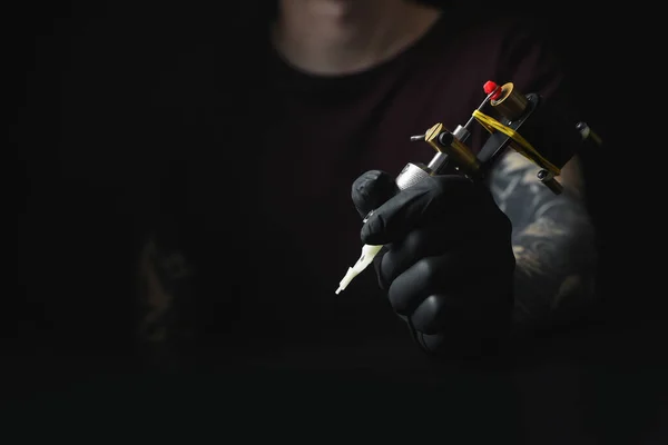 Artista Tatuagem Com Máquina Profissional Mesa Contra Fundo Preto Close — Fotografia de Stock