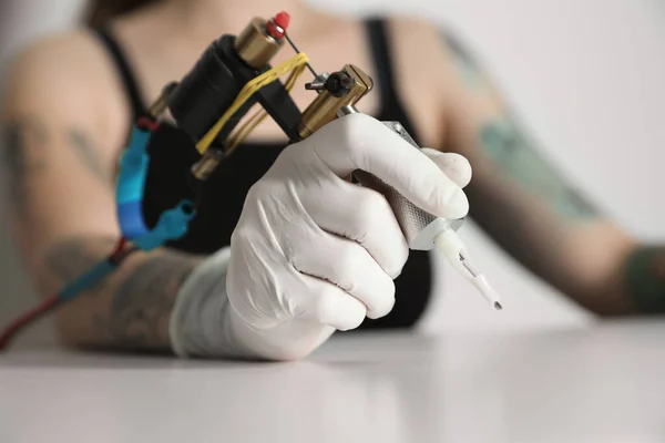 Tatuaggio Artista Con Macchina Professionale Tavola Sullo Sfondo Chiaro Primo — Foto Stock