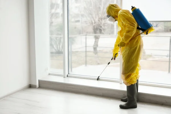 Trabalhador Controle Pragas Terno Proteção Pulverizando Pesticida Perto Janela Dentro — Fotografia de Stock