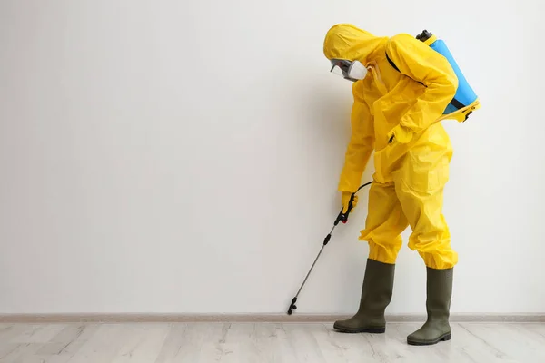 Trabajador Control Plagas Traje Protector Rociando Pesticidas Interiores Espacio Para — Foto de Stock