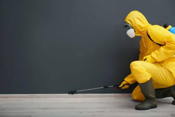 Trabajador Control Plagas Traje Protector Rociando Pesticidas Cerca Pared Negra — Foto de Stock