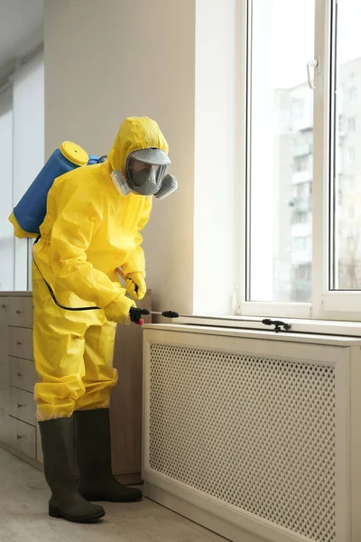 Trabalhador Controle Pragas Terno Proteção Pulverizando Pesticida Perto Janela Dentro — Fotografia de Stock