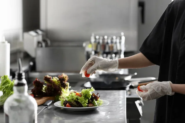 Kadın Aşçı Restoran Mutfağında Lezzetli Yemekler Pişiriyor Yakın Plan — Stok fotoğraf