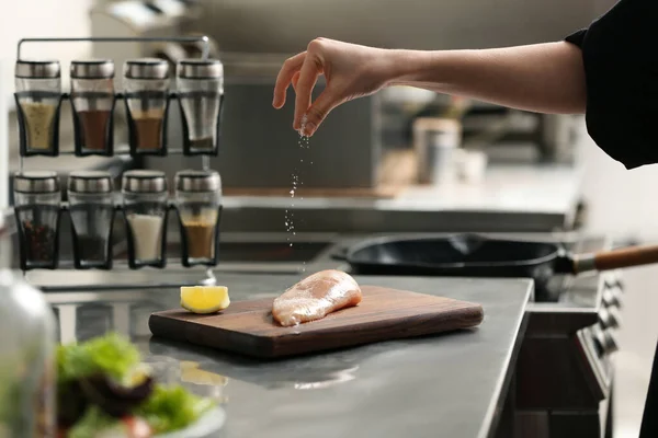 Chef Feminino Adicionando Sal Filé Frango Cru Cozinha Restaurante Close — Fotografia de Stock