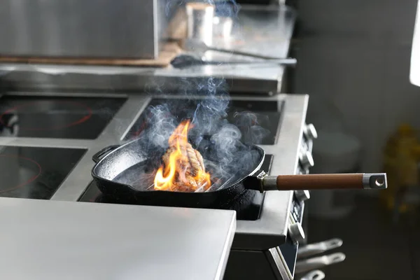 Matlagning Kött Med Brinnande Låga Restaurangkök — Stockfoto