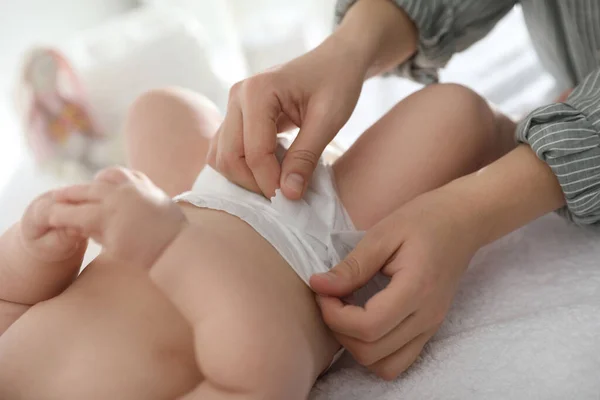 Madre Cambiando Pañal Bebé Mesa Primer Plano —  Fotos de Stock