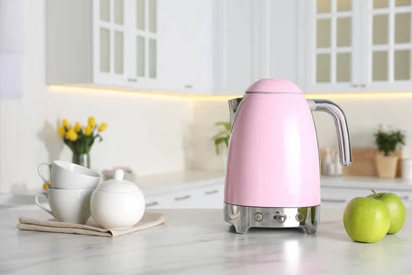 厨房里的现代电水壶 茶具和苹果 — 图库照片