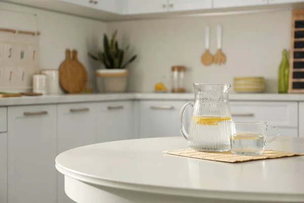 新鲜的柠檬水放在厨房的白色圆桌上 别致的室内设计 — 图库照片