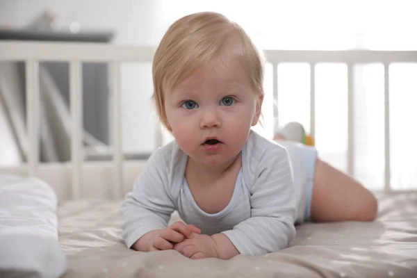 Adorable Petit Bébé Couché Dans Berceau Confortable — Photo