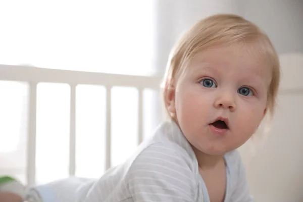 Adorable Bebé Sobre Fondo Borroso Primer Plano — Foto de Stock