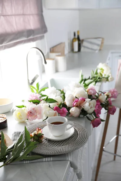 Hermosas Peonías Taza Mostrador Cocina — Foto de Stock