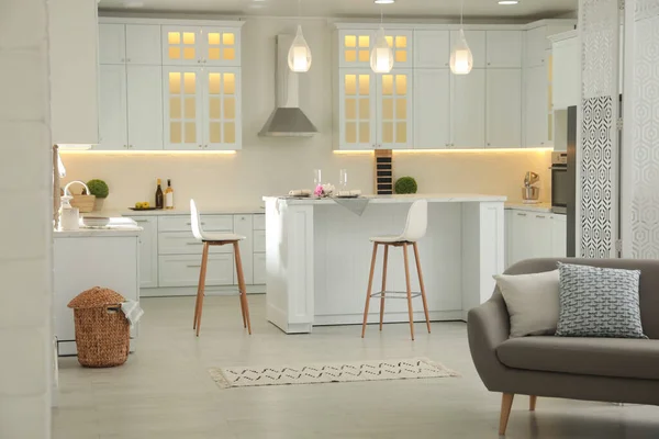 Современная Кухня Стильной Мебелью Дизайн Интерьера — стоковое фото