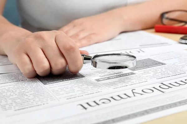 新聞で虫眼鏡を通して見ている女性 クローズアップ 求職概念 — ストック写真