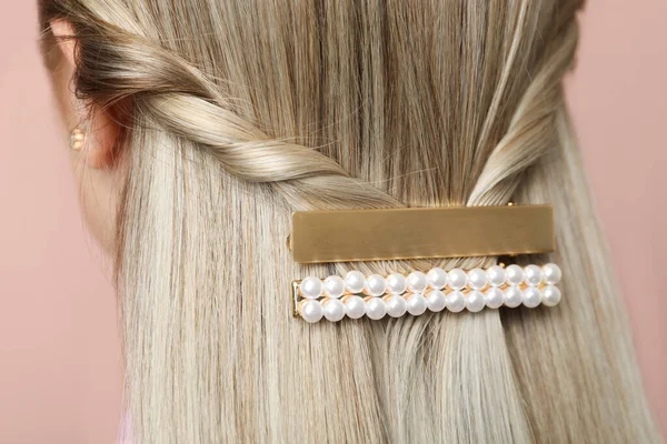 Jonge Vrouw Met Mooie Gouden Haarclips Roze Achtergrond Close — Stockfoto