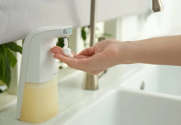 Mujer Usando Dispensador Jabón Automático Cocina Primer Plano —  Fotos de Stock