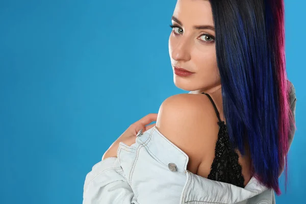 Jovem Com Cabelo Tingido Brilhante Fundo Azul — Fotografia de Stock