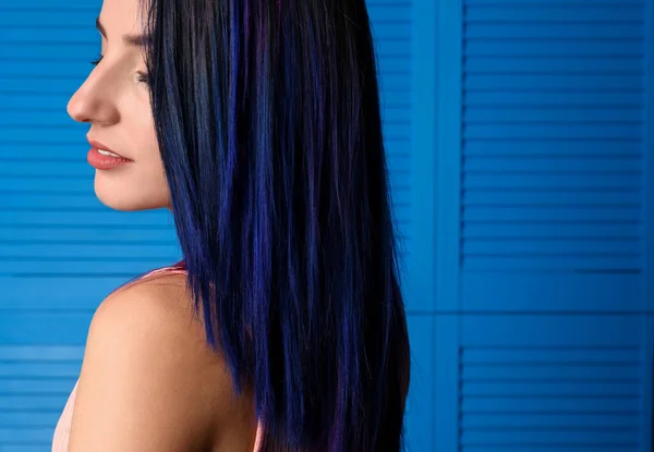 Jovem Mulher Com Cabelo Tingido Brilhante Fundo Madeira Azul — Fotografia de Stock