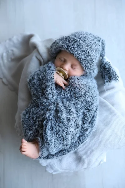 Bebê Recém Nascido Bonito Dormindo Xadrez Vista Superior — Fotografia de Stock