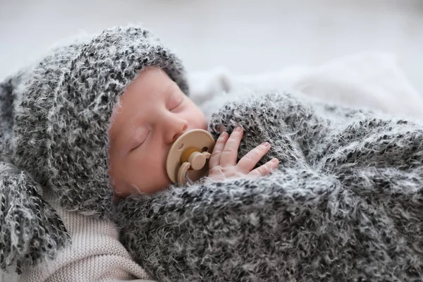 Bonito Bebê Recém Nascido Dormindo Xadrez Close — Fotografia de Stock