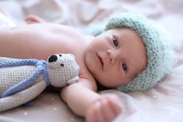 Niedliches Neugeborenes Warmem Hut Mit Spielzeug Auf Dem Bett — Stockfoto