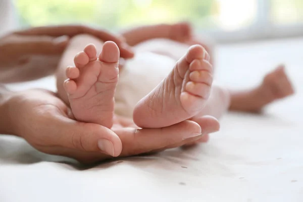Mother Her Newborn Baby Bed Closeup — Stock Photo, Image