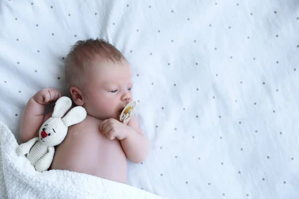Lindo Bebé Recién Nacido Con Juguete Acostado Cama Vista Superior — Foto de Stock