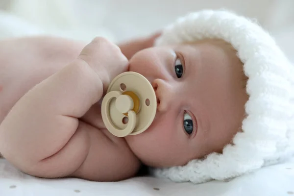 Beyaz Örgü Şapkalı Şirin Bebek Yatakta Uzanıyor Yakın Plan — Stok fotoğraf