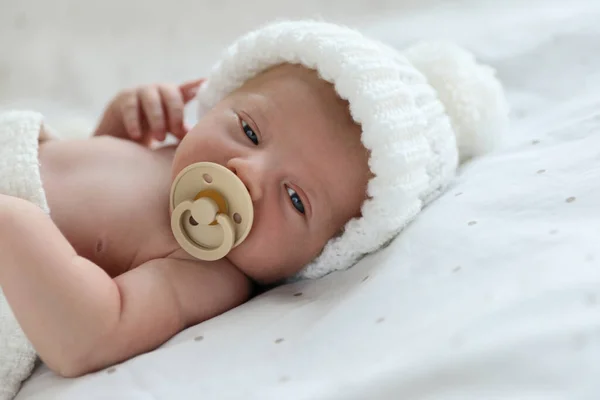 Симпатичный Новорожденный Ребенок Белой Вязаной Шляпе Лежит Кровати — стоковое фото