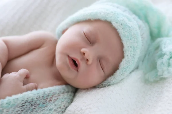 暖かい帽子の中でかわいい新生児は白いプレイで寝て クローズアップ — ストック写真