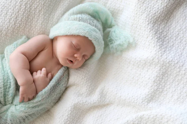 暖かい帽子の中でかわいい新生児は白いプレイで寝て 上記のビュー テキストのスペース — ストック写真