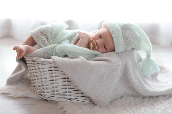 Милый Новорожденный Ребенок Лежит Клетке Корзине Дома — стоковое фото