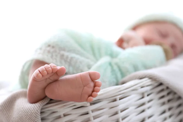 Bebé Recién Nacido Acostado Cuadros Cesta Primer Plano Las Piernas — Foto de Stock
