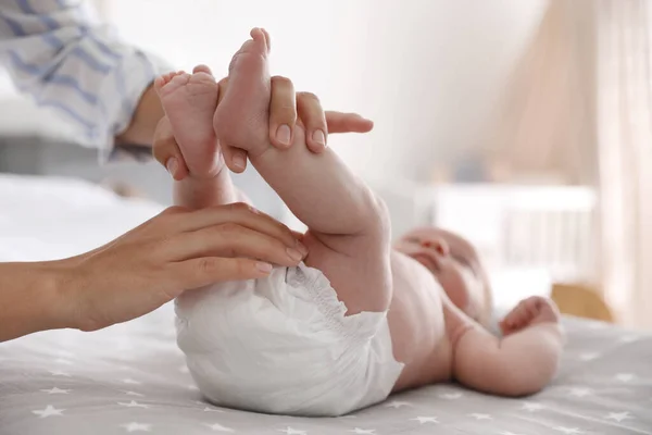 Mamma Byter Blöjan Sängen — Stockfoto