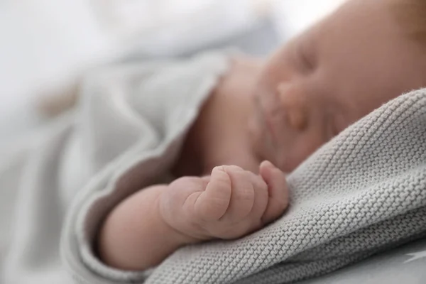 Lindo Bebé Durmiendo Cama Primer Plano — Foto de Stock