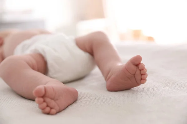 Lindo Bebé Pañal Acostado Cama Habitación Primer Plano —  Fotos de Stock