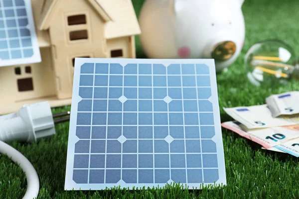Panele Słoneczne Model Domu Pieniądze Zielonej Trawie Zbliżenie — Zdjęcie stockowe