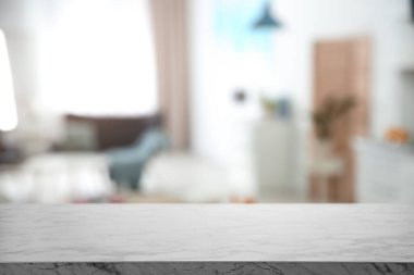 Modern mutfak içinde boş beyaz mermer masa