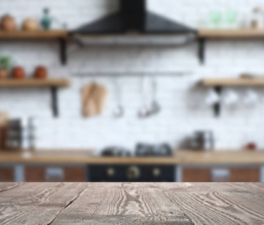 Modern mutfak içlerindeki boş ahşap masa.