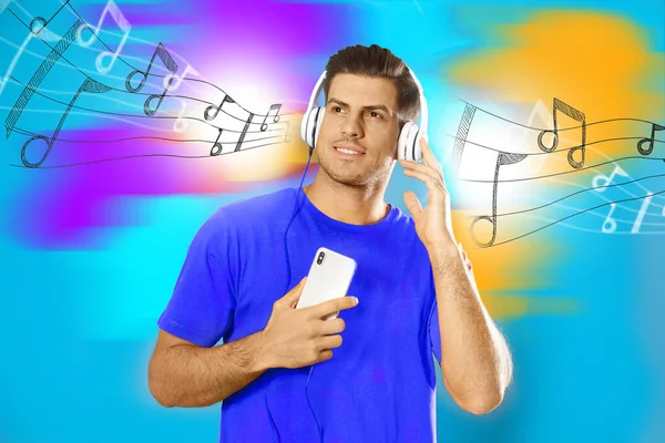 Homme Avec Téléphone Portable Écoutant Musique Sur Fond Couleur — Photo