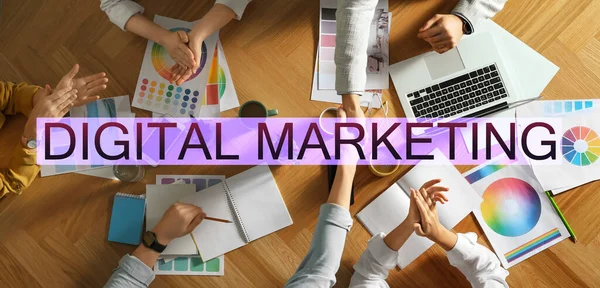 Digitale Marketingstrategie Team Van Professionals Die Samenwerken Aan Tafel Bovenaanzicht — Stockfoto